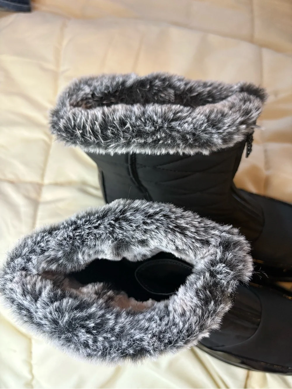 totes Black Quilted Faux-Fur Trim Winter Boots